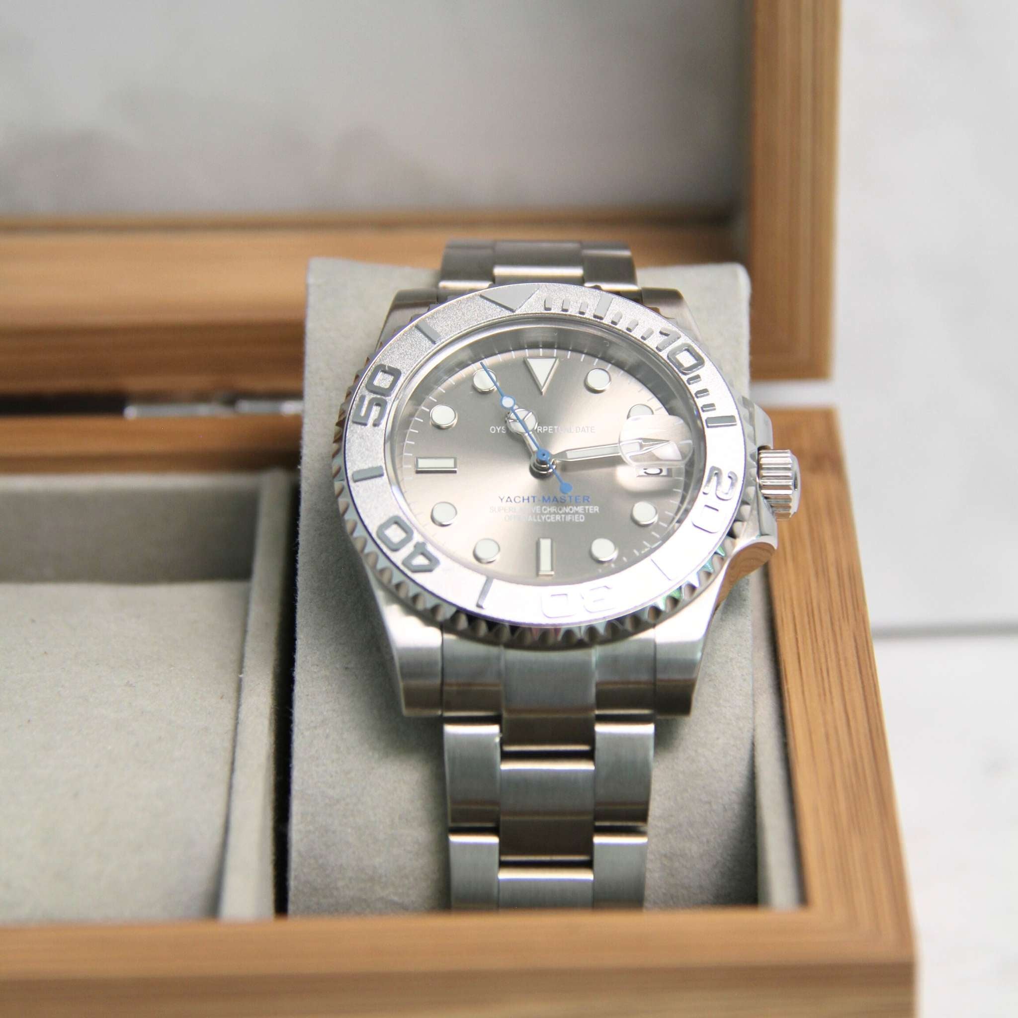 Zoom sur le cadran Bleu Gris de la SEIKMOD Yacht-Master équipée du mouvement NH35.