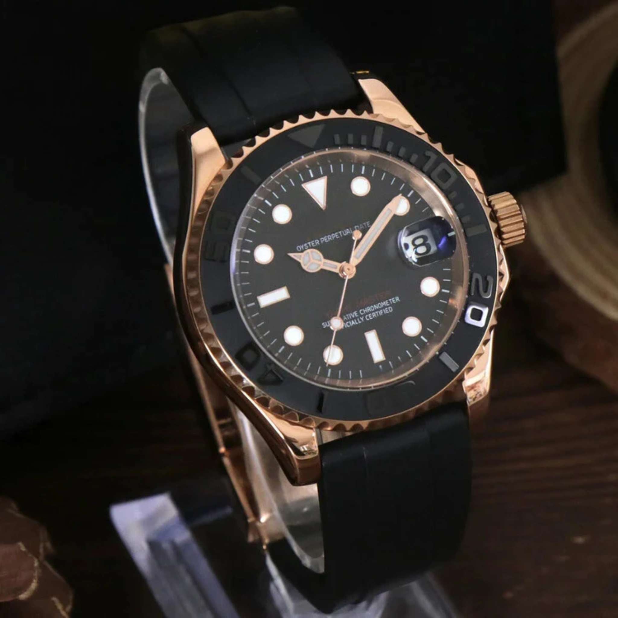 Zoom sur le cadran Noir Or Rose de la SEIKMOD Yacht-Master équipée du mouvement NH35.
