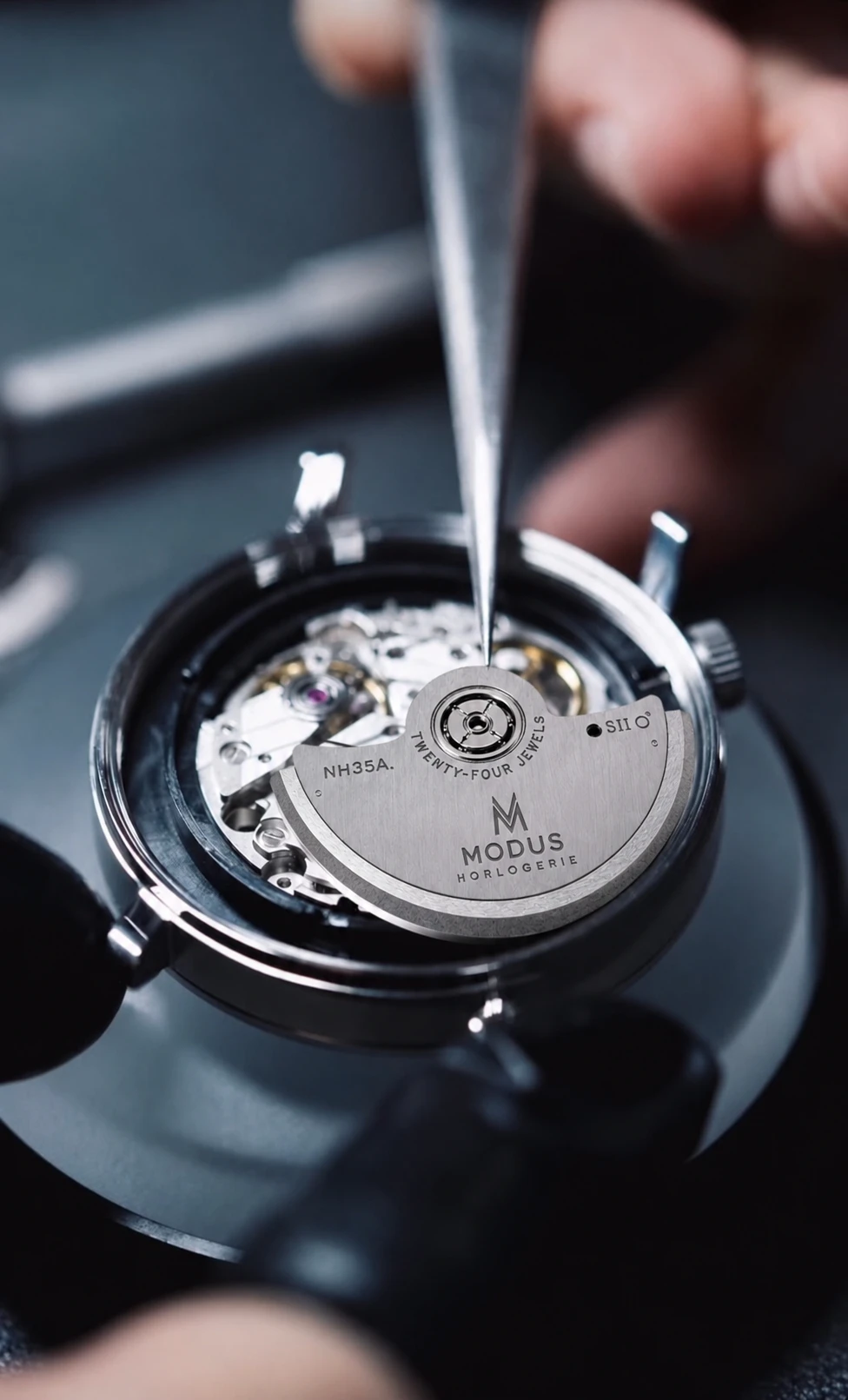 Masse oscillante gravée Modus Horlogerie posée sur le mouvement